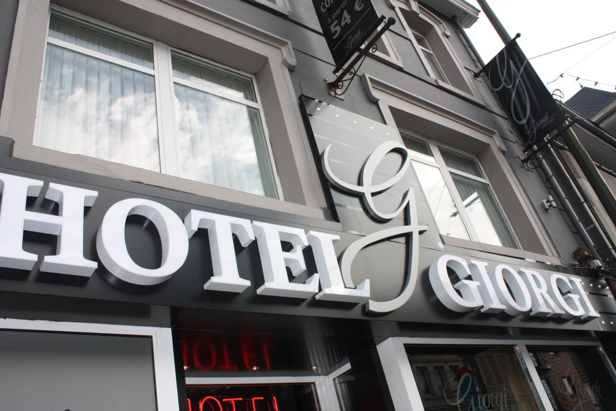 Hotel Giorgi Et Logements Insolites-Jacuzzi Prive Bastogne Bagian luar foto