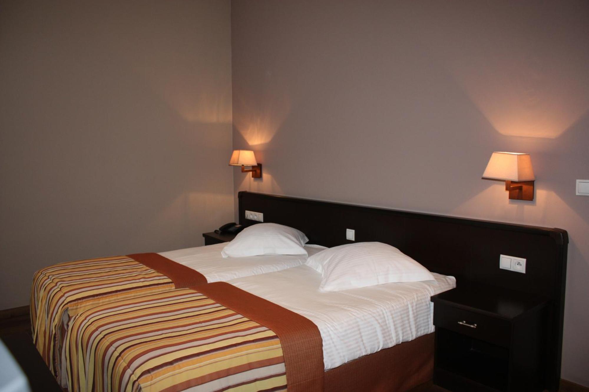 Hotel Giorgi Et Logements Insolites-Jacuzzi Prive Bastogne Bagian luar foto