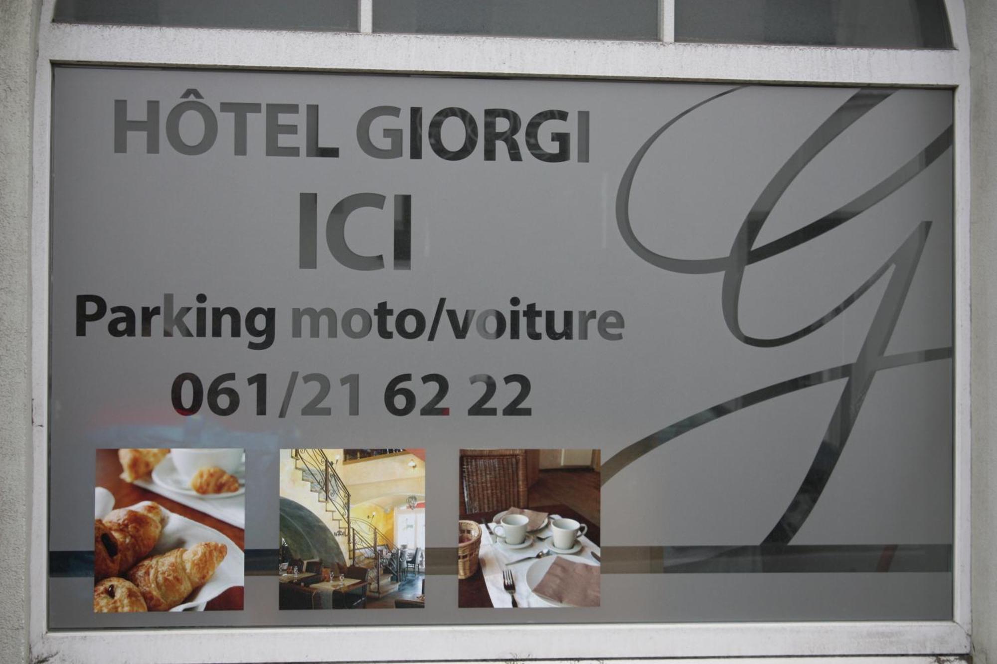 Hotel Giorgi Et Logements Insolites-Jacuzzi Prive Bastogne Bagian luar foto