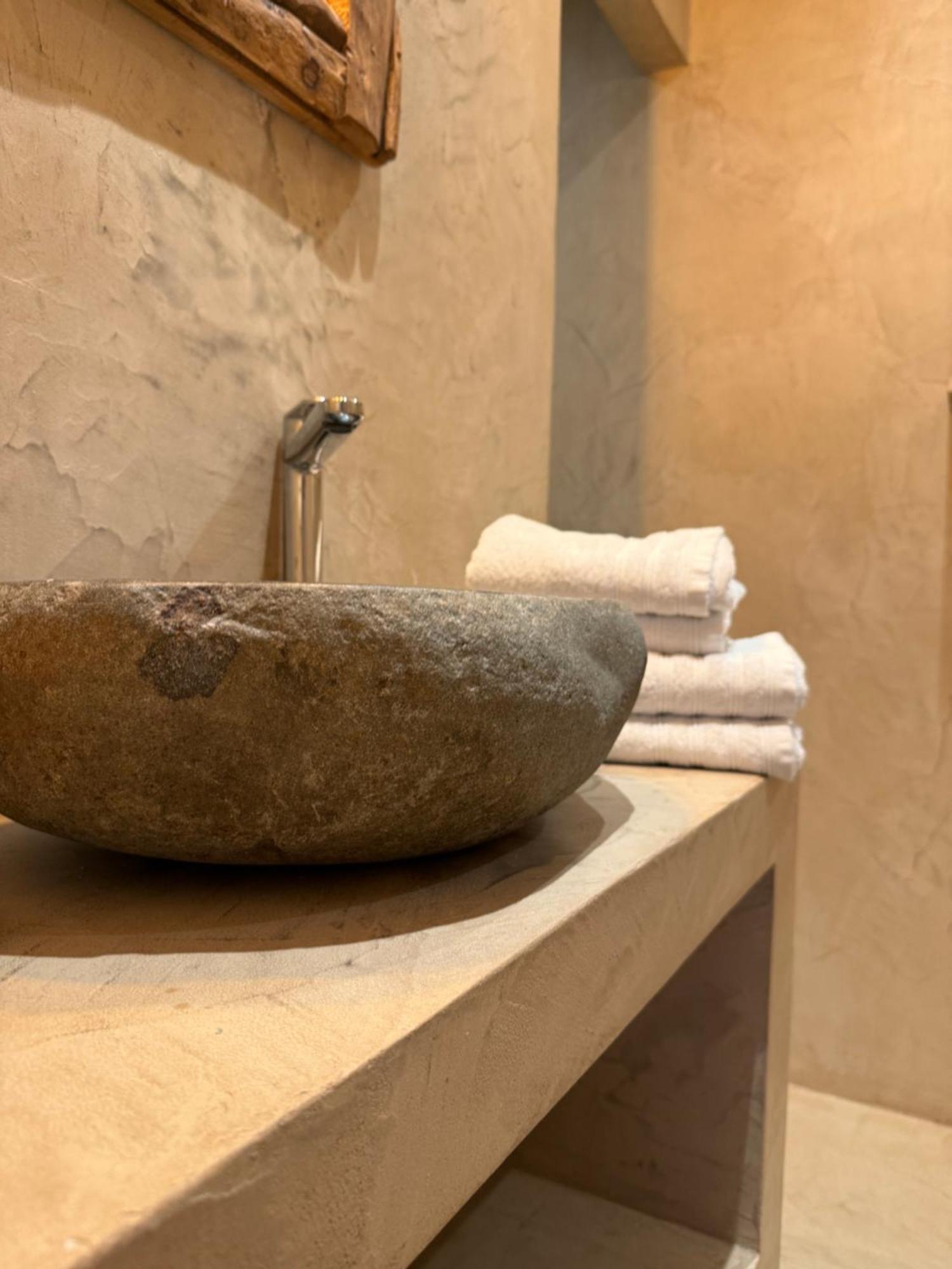 Hotel Giorgi Et Logements Insolites-Jacuzzi Prive Bastogne Bagian luar foto