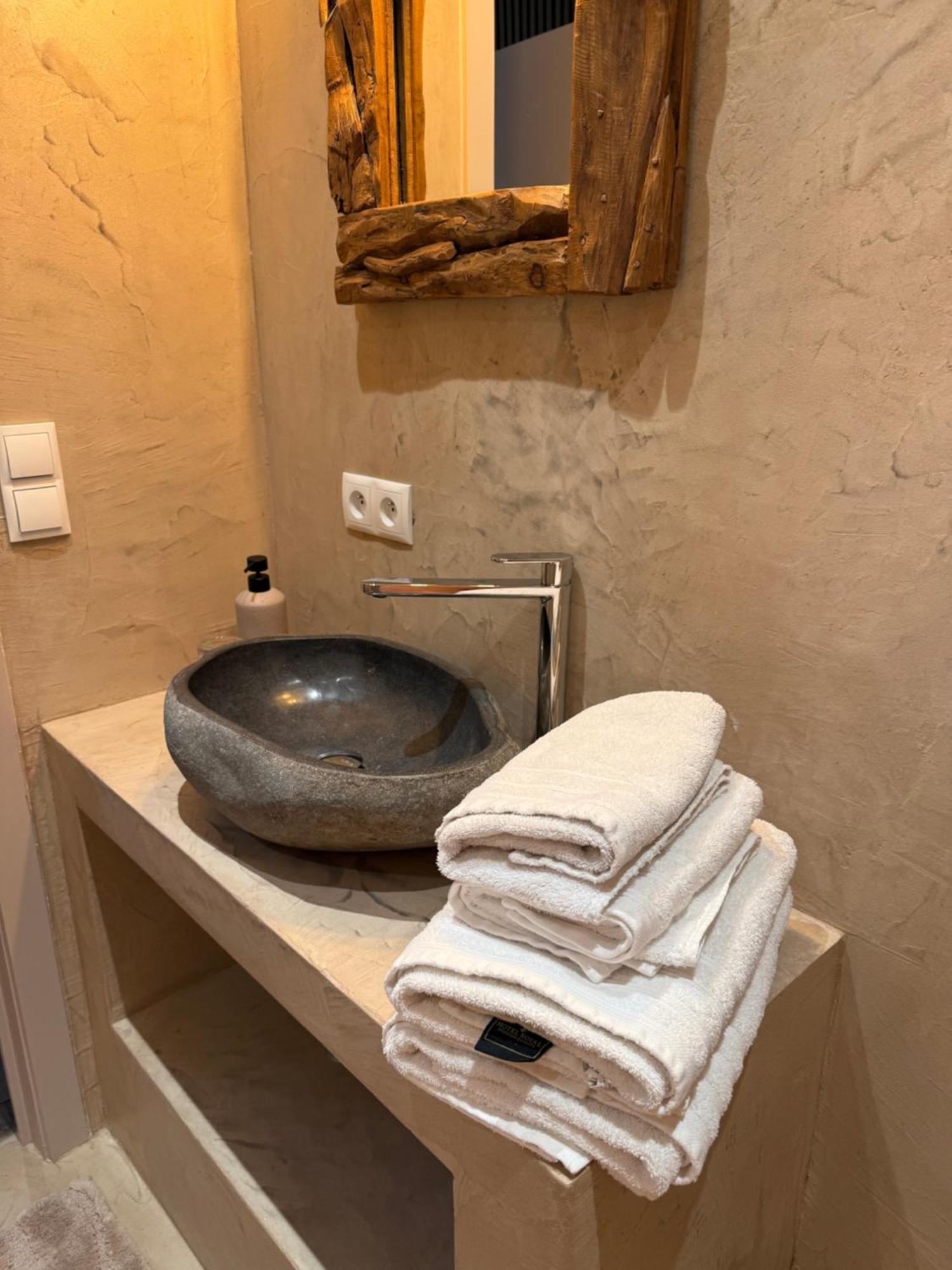 Hotel Giorgi Et Logements Insolites-Jacuzzi Prive Bastogne Bagian luar foto