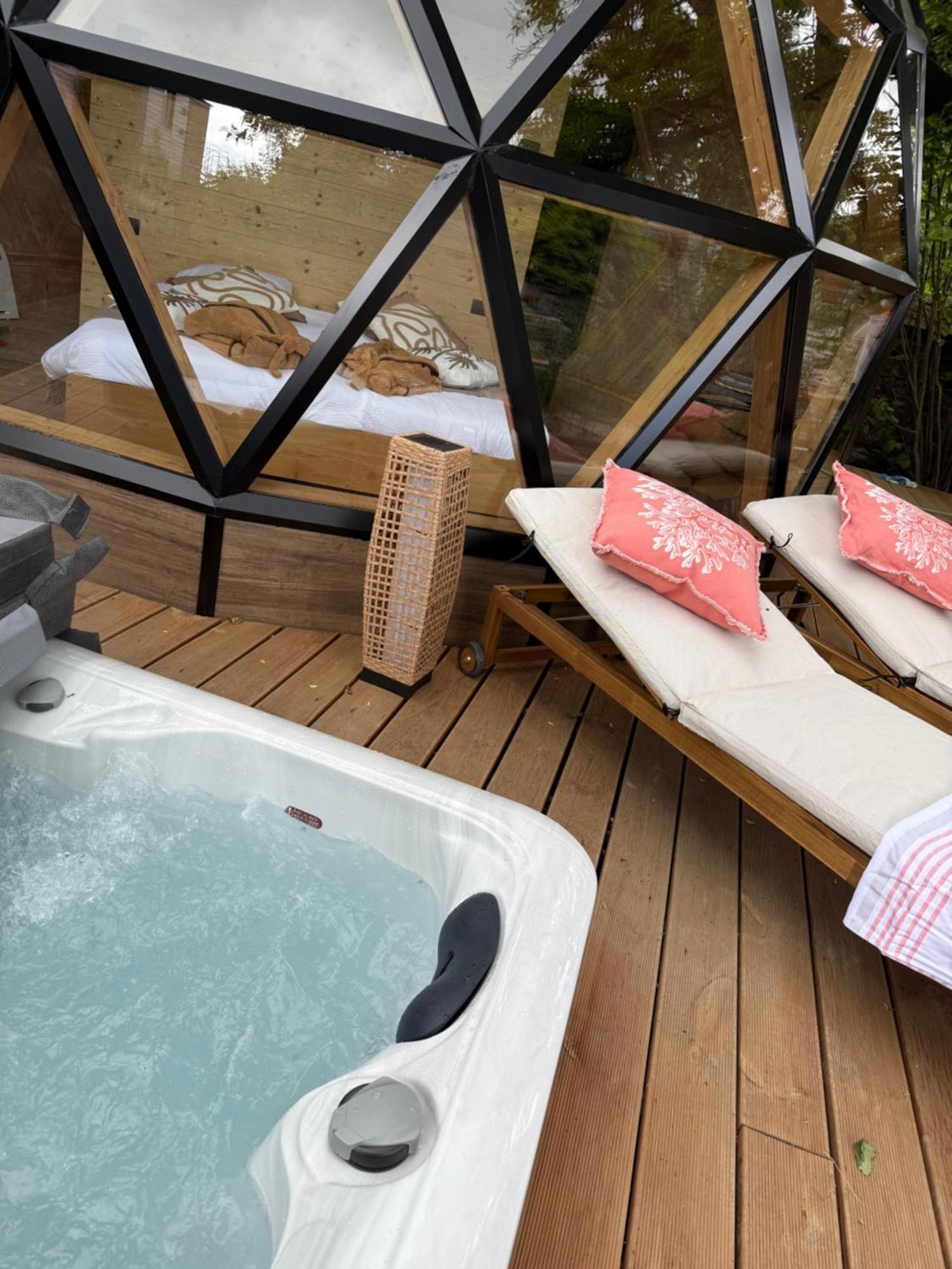 Hotel Giorgi Et Logements Insolites-Jacuzzi Prive Bastogne Bagian luar foto
