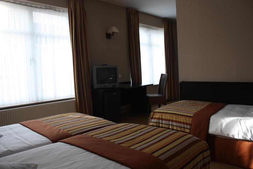 Hotel Giorgi Et Logements Insolites-Jacuzzi Prive Bastogne Ruang foto