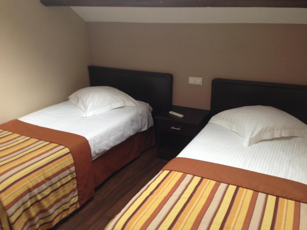 Hotel Giorgi Et Logements Insolites-Jacuzzi Prive Bastogne Ruang foto